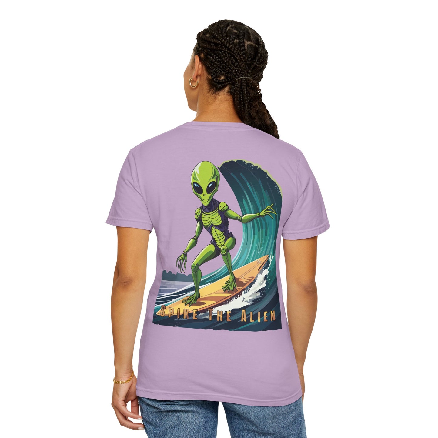 Surfing Alien Unisex T-Shirt - Fun Graphic Tee for Eccentric Style